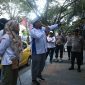 Potret : Andrika Hasan saat memimpin massa aksi FSPMI di depan Hotel cirimall gorontalo