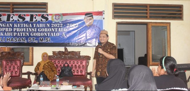 
					Potret : Anggota DPRD Provinsi Gorontalo Fadli Hasan, reses masa persidangan ketiga tahun 2022-2023 di kelurahan Hutuo,   Kecamatan Limboto, Kabupaten Gorontalo 