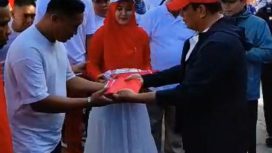 Potret : Penjabat Gubernur Gorontalo Ismail Pakaya saat pembagian bendera merah putih 